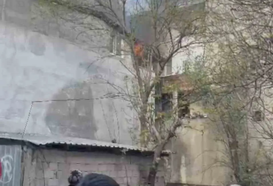 Bursa’nın Osmangazi ilçesi’nde bir evin çatı katında çıkan yangın, mahallede