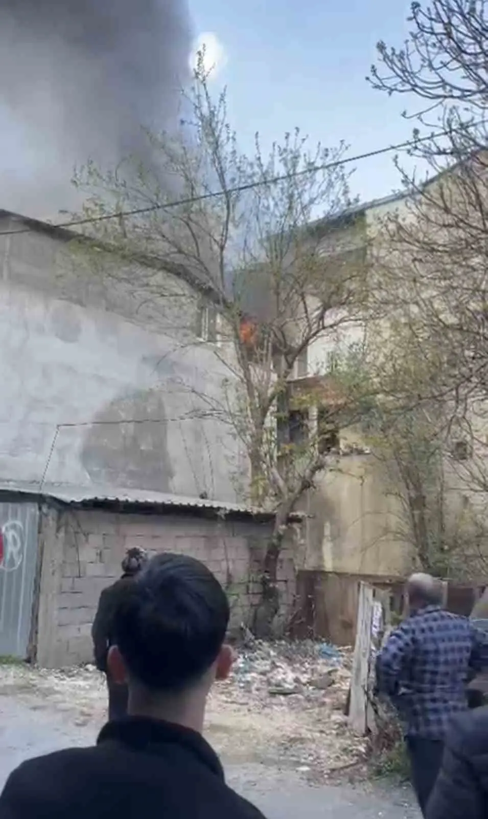 Bursa’nın Osmangazi ilçesi’nde bir evin çatı katında çıkan yangın, mahallede