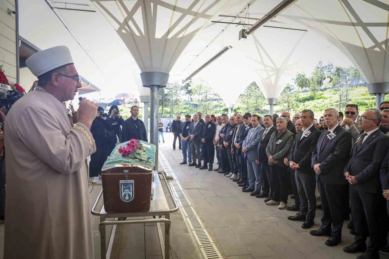 Cumhuriyet Halk Partisi (CHP) Genel Başkanı Özgür Özel, gazeteci ve