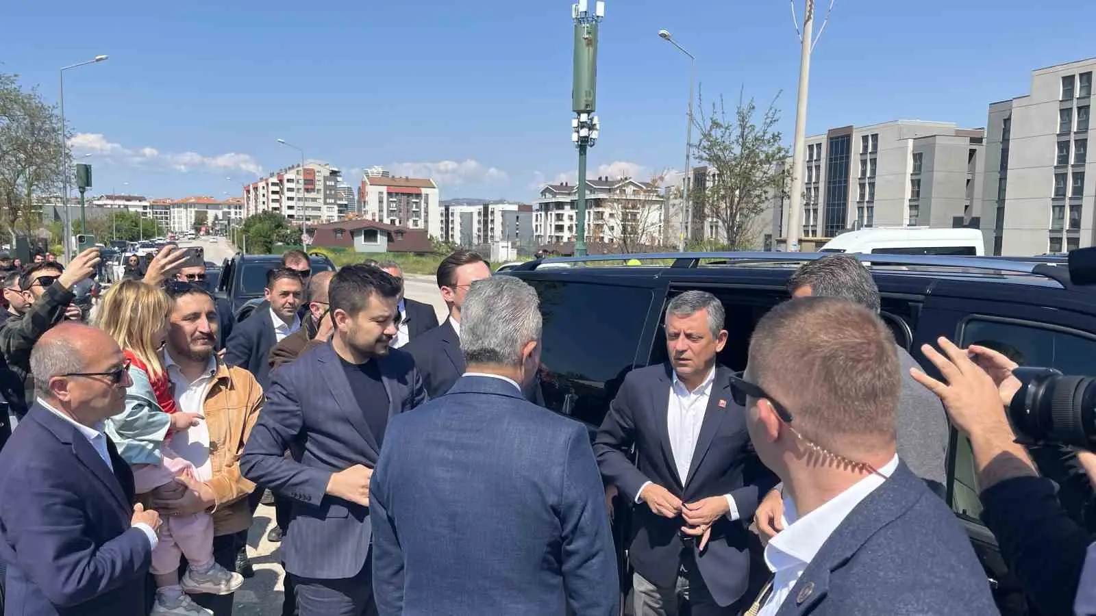 Bursa’da tutuklu bulunan Mustafa Bozbey’i ziyaret eden CHP Genel Başkanı