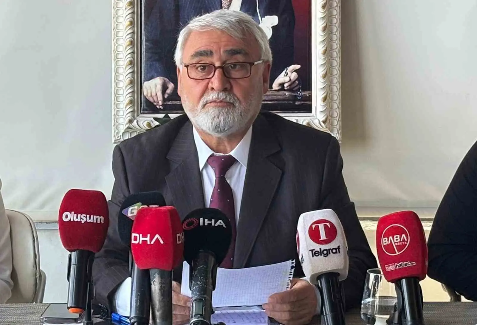 CHP Şehitkamil İlçe Başkanı Hurşit Yıldırım, düzenlediği basın toplantısında partisine
