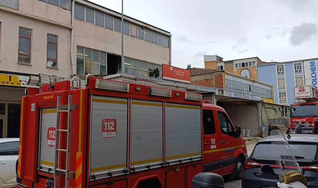 Bursa’nın İnegöl ilçesinde faaliyet gösteren mobilya imalathanesinde, çatının çökmesi sonucu