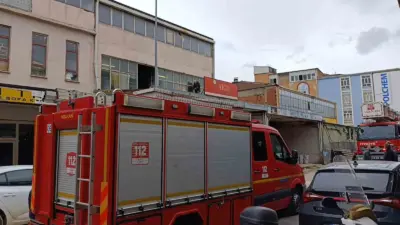 Bursa’nın İnegöl ilçesinde faaliyet gösteren mobilya imalathanesinde, çatının çökmesi sonucu