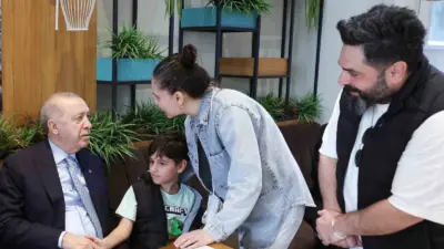 Cumhurbaşkanı Recep Tayyip Erdoğan, Beyoğlu’nda bulunan bir kafeye giderek vatandaşlarla