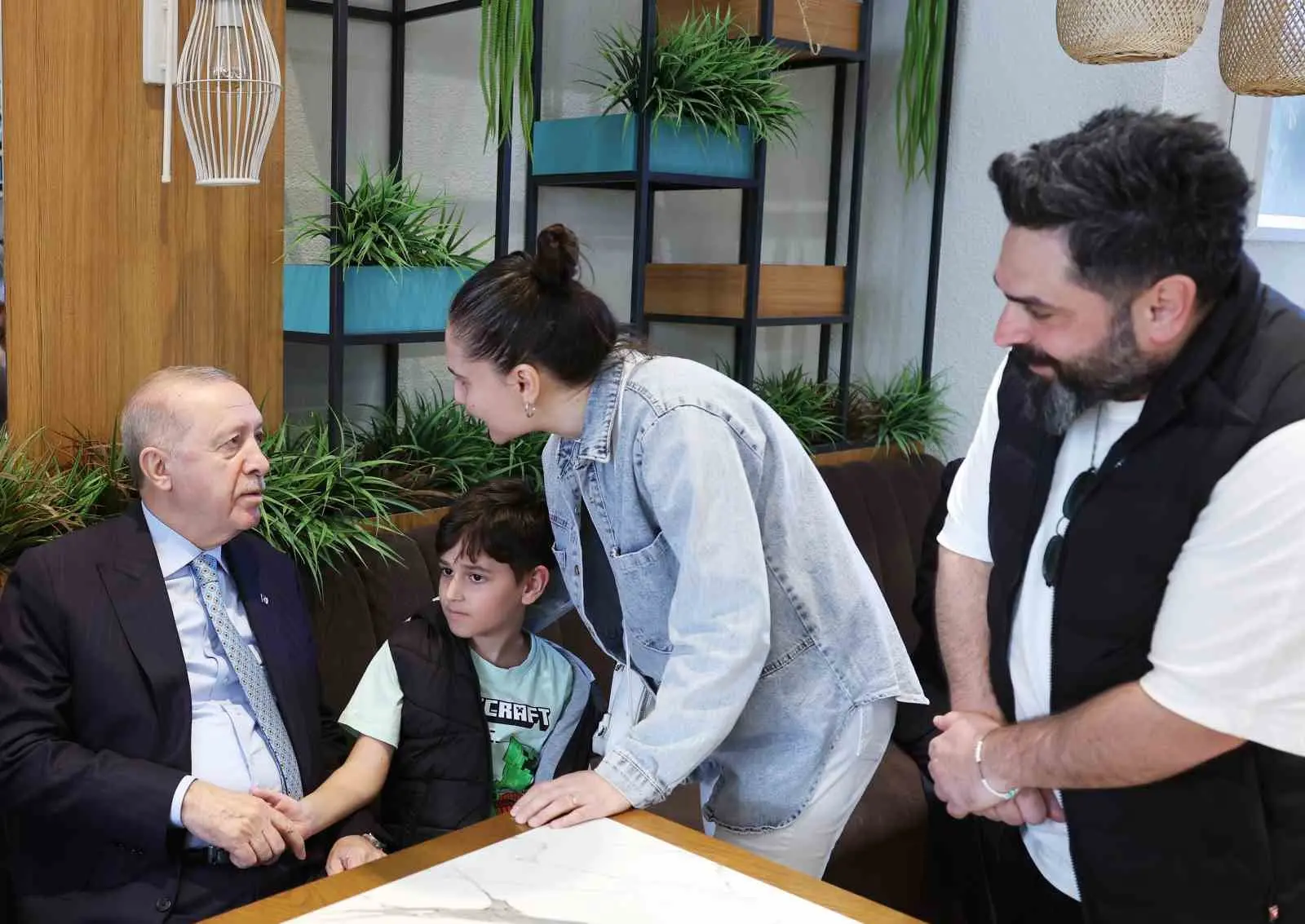 Cumhurbaşkanı Recep Tayyip Erdoğan, Beyoğlu’nda bulunan bir kafeye giderek vatandaşlarla