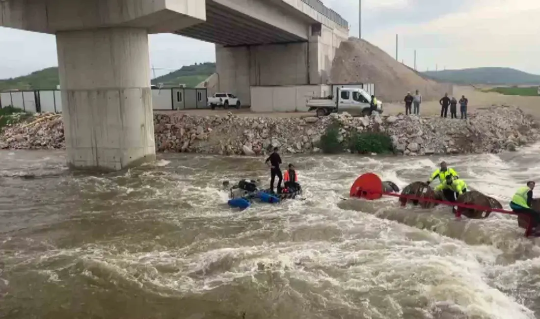 Bursa’da dereyi traktörle geçmek isteyen 10 işçi, aracın devrilmesiyle mahsur
