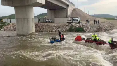 Bursa’da dereyi traktörle geçmek isteyen 10 işçi, aracın devrilmesiyle mahsur