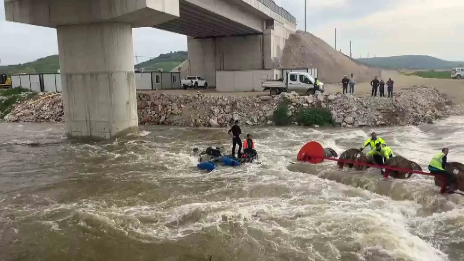 Bursa’da dereyi traktörle geçmek isteyen 10 işçi, aracın devrilmesiyle mahsur