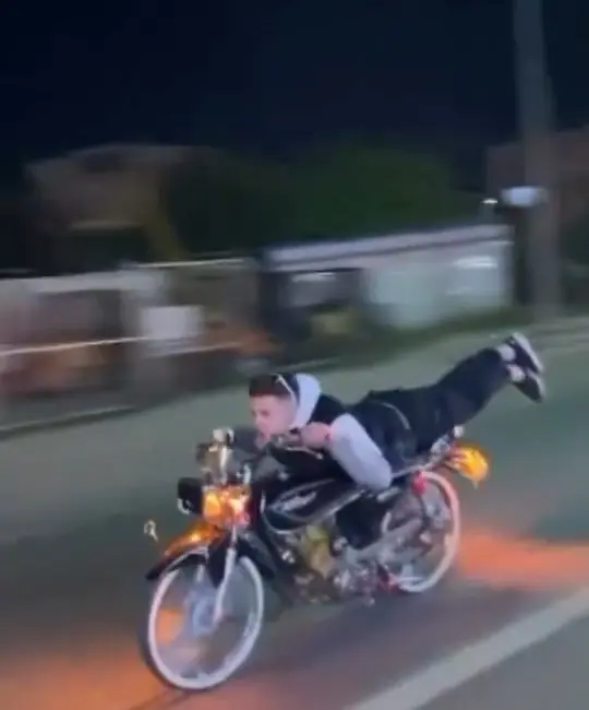 Bursa’da motosiklet sürücüsünün trafikte yaptığı tehlikeli hareketler görenleri hayrete düşürdü.