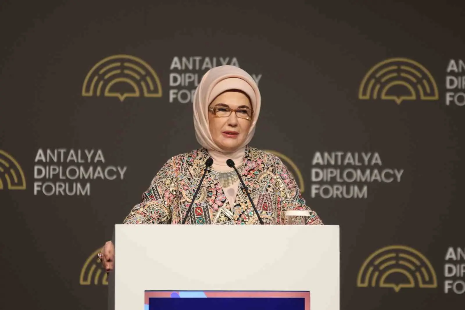 Cumhurbaşkanı Recep Tayyip Erdoğan’ın eşi Emine Erdoğan, Antalya Diplomasi Forumu