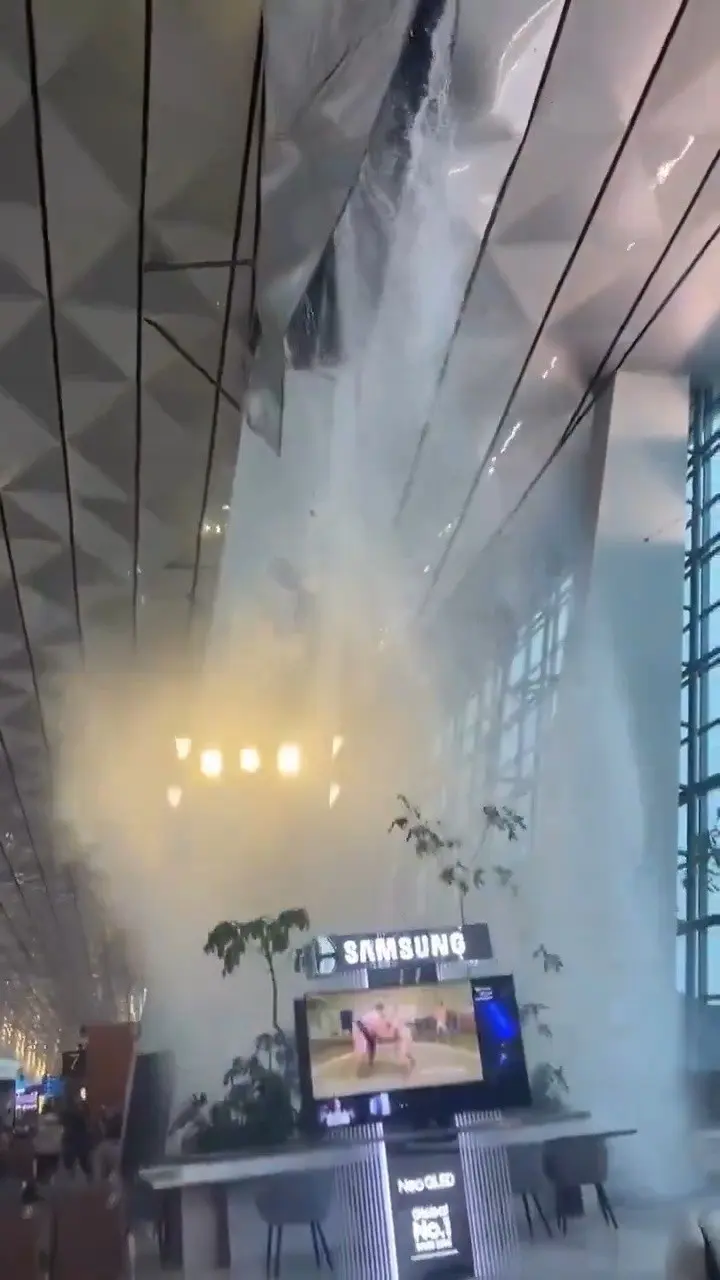 Endonezya’nın başkenti Jakarta’daki Soekarno-Hatta Uluslararası Havalimanı’nda şiddetli yağış ve fırtına