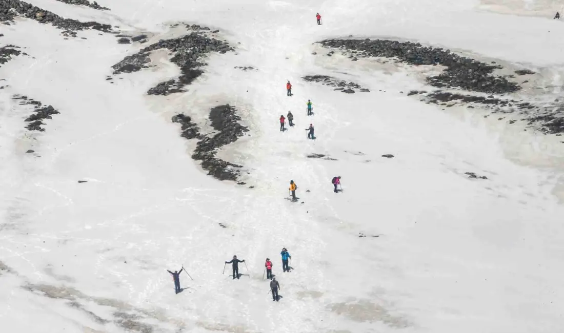 Nepal’deki Everest Dağı rehberleri, zirveye tırmanan dağcıların yemeklerine karbonat koyarak