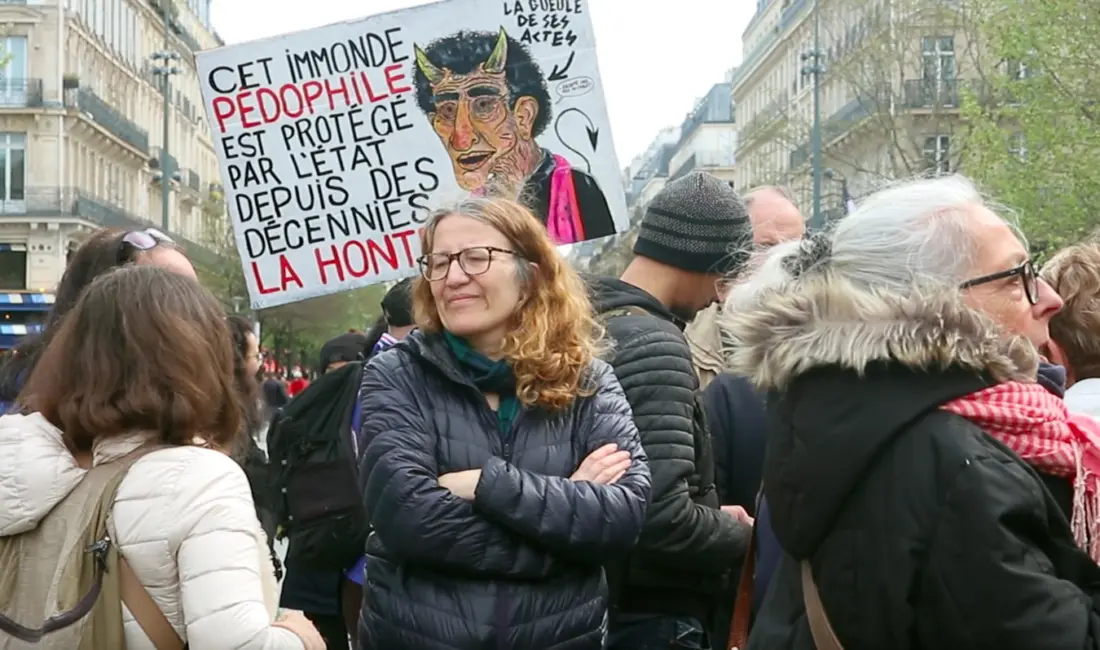 Fransa’da giderek artan çocuk istismarlarını protesto etmek amacıyla başkent Paris’te