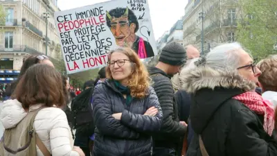 Fransa’da giderek artan çocuk istismarlarını protesto etmek amacıyla başkent Paris’te