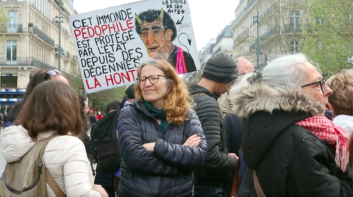 Fransa’da giderek artan çocuk istismarlarını protesto etmek amacıyla başkent Paris’te