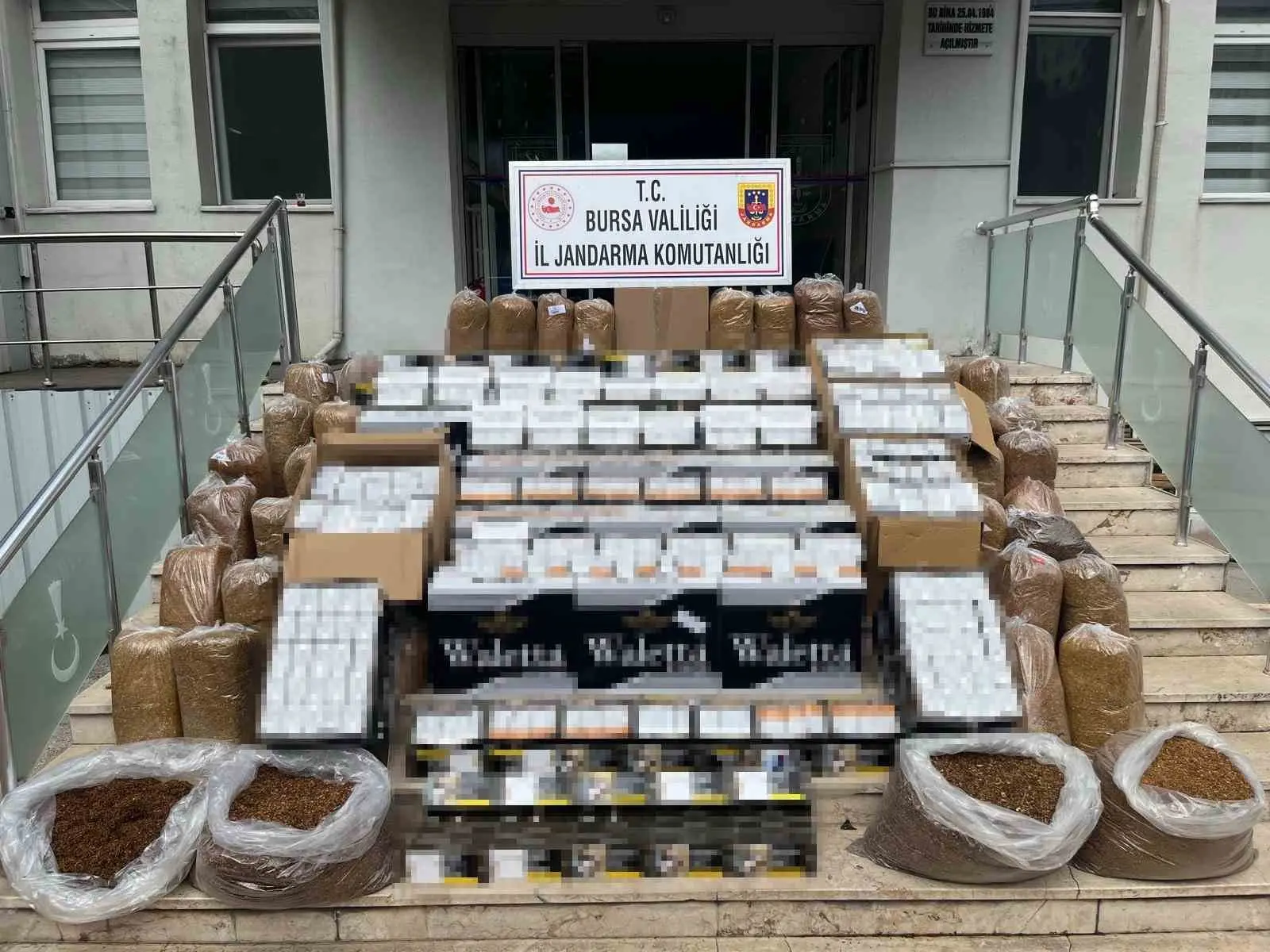 Bursa’nın Gemlik ilçesinde kaçak tütün ve sigara ticaretine yönelik yürütülen