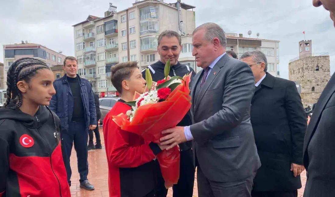 Gençlik ve Spor Bakanı Osman Aşkın Bak, Sinop Şehir Stadyumu’nun