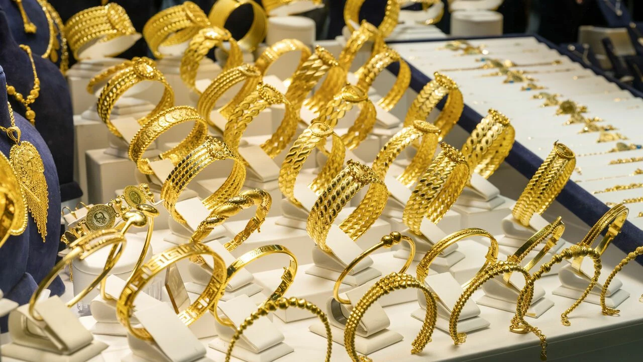 Enerji fiyatlarının yüksek seyretmesi ve faiz indirimi beklentilerinin azalmasıyla altın