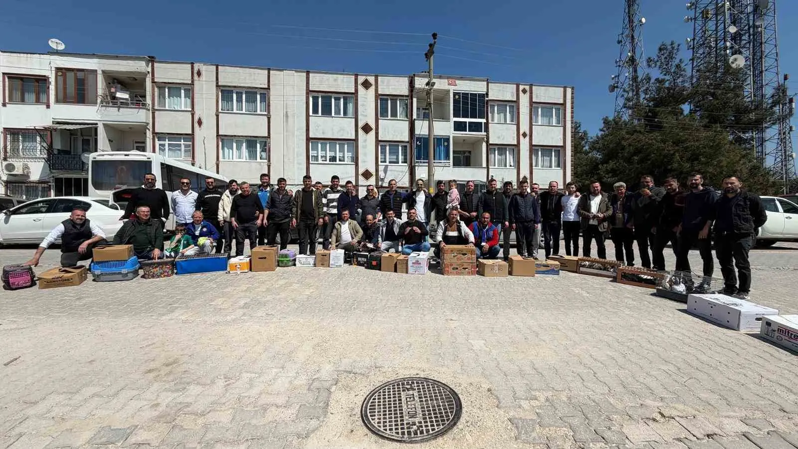 Bursa’nın Mustafakemalpaşa ilçesinde ilk kez düzenlenen toplu güvercin salımı etkinliği,