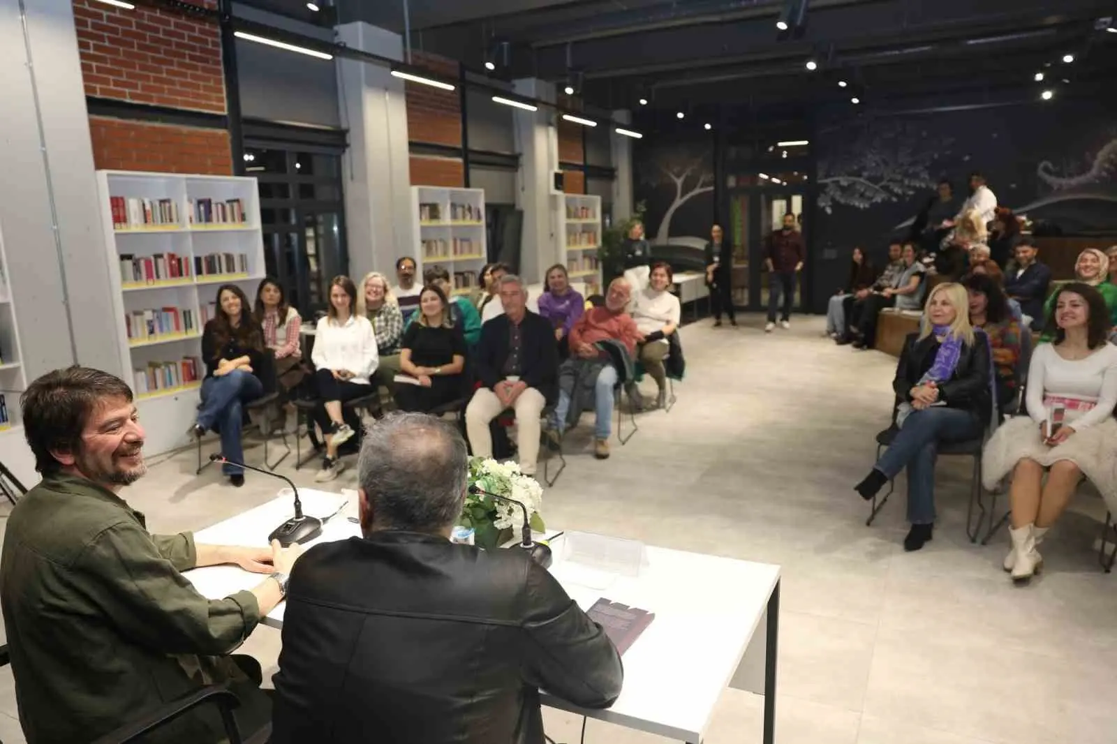 Nilüfer Belediyesi’nin düzenlediği Koza Buluşmaları’nın konuğu olan yazar Hakan Bıçakçı,