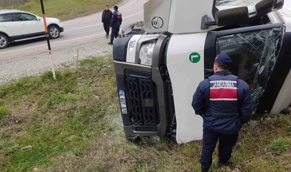 Bursa’nın İnegöl ilçesinde su yüklü tır devrildi, sürücüsü yaralandı. Kaza,