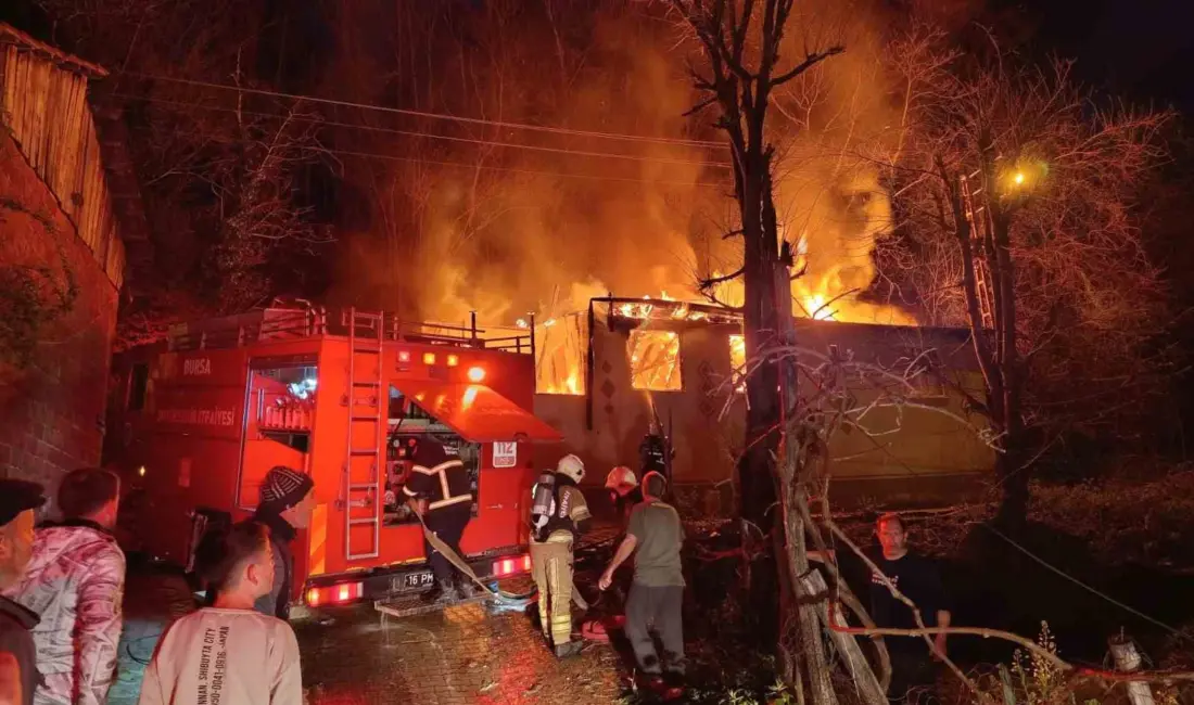 Bursa’nın İnegöl ilçesinde tek katlı ev, çıkan yangın sonucu kullanılamaz