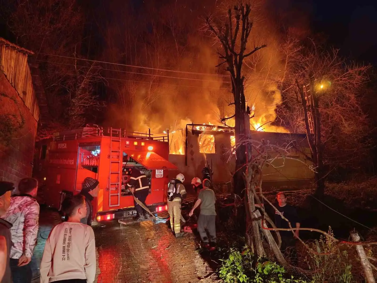 Bursa’nın İnegöl ilçesinde tek katlı ev, çıkan yangın sonucu kullanılamaz