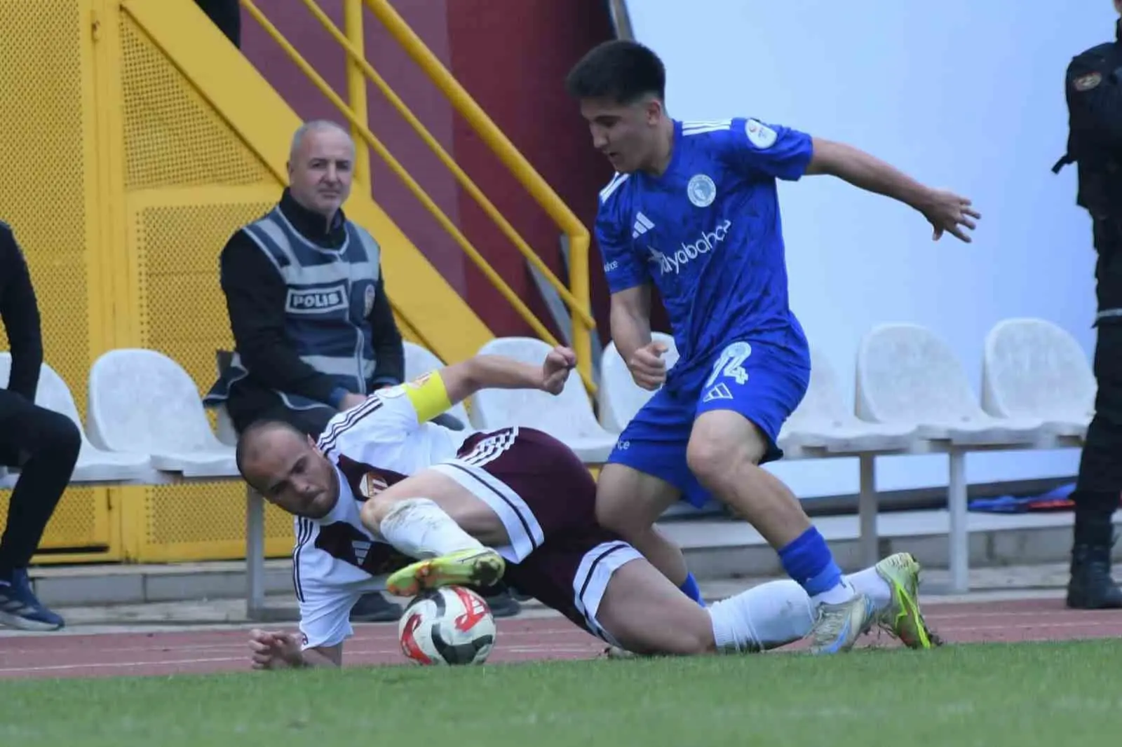 TFF 2. Lig’de mücadele eden İnegölspor, sahasında Beyoğlu Yeni Çarşı