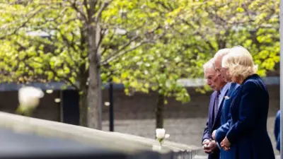 İngiltere Kralı Charles ve eşi Kraliçe Camilla, 11 Eylül anıtını