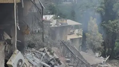 İran’ın İsrail’in Hayfa kentine dün düzenlediği saldırı sonucunda kısmen yıkılan