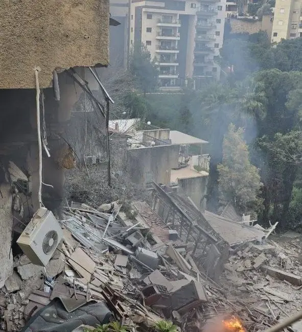 İran’ın İsrail’in Hayfa kentine dün düzenlediği saldırı sonucunda kısmen yıkılan