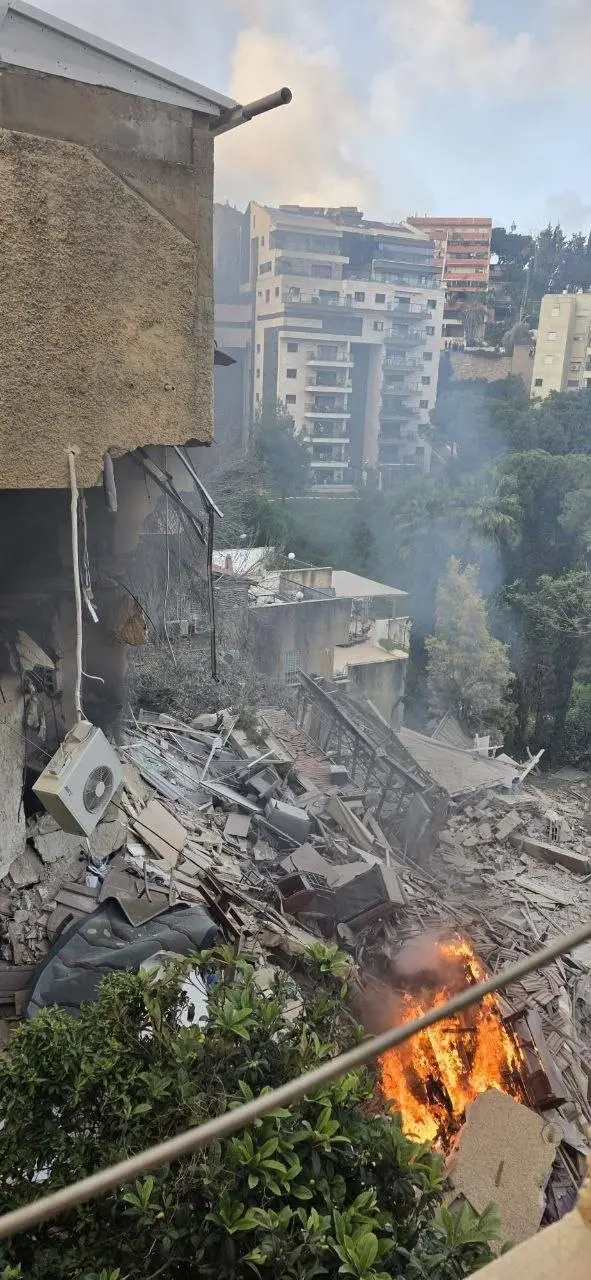 İran’ın İsrail’in Hayfa kentine dün düzenlediği saldırı sonucunda kısmen yıkılan