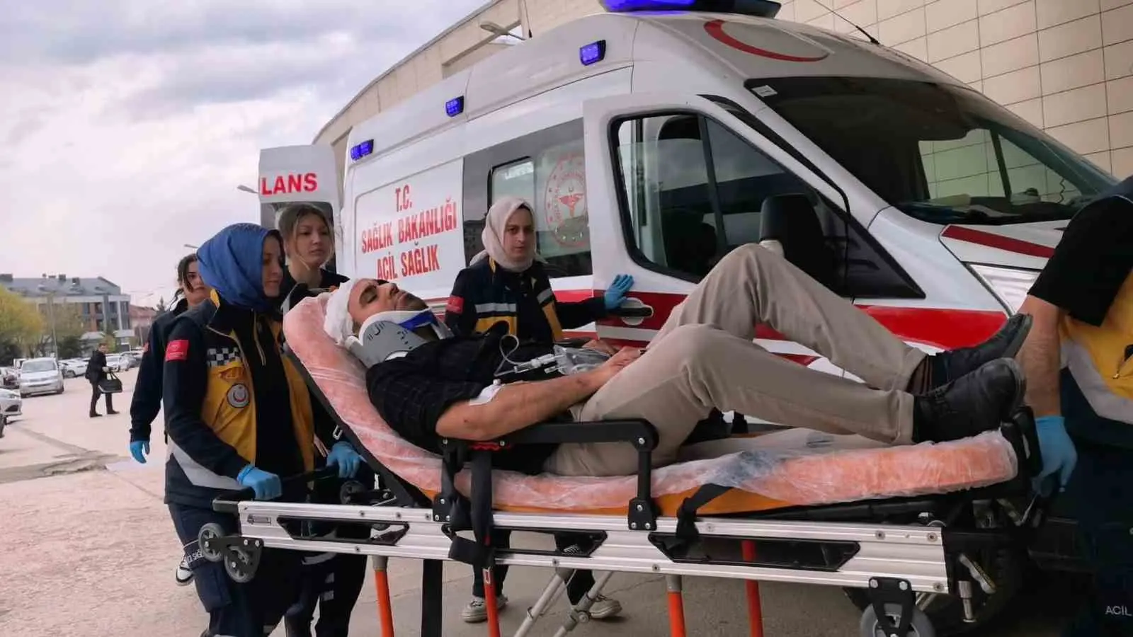 Bursa’nın İnegöl ilçesinde bir mobilya imalathanesine gelen grup, iş yeri