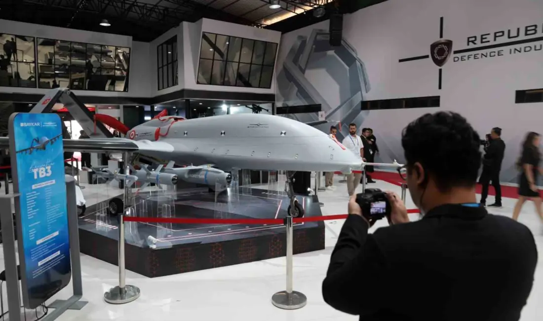 İtalya Deniz Kuvvetleri Komutanı Amiral Giuseppe Berutti Bergotto, kısa mesafe