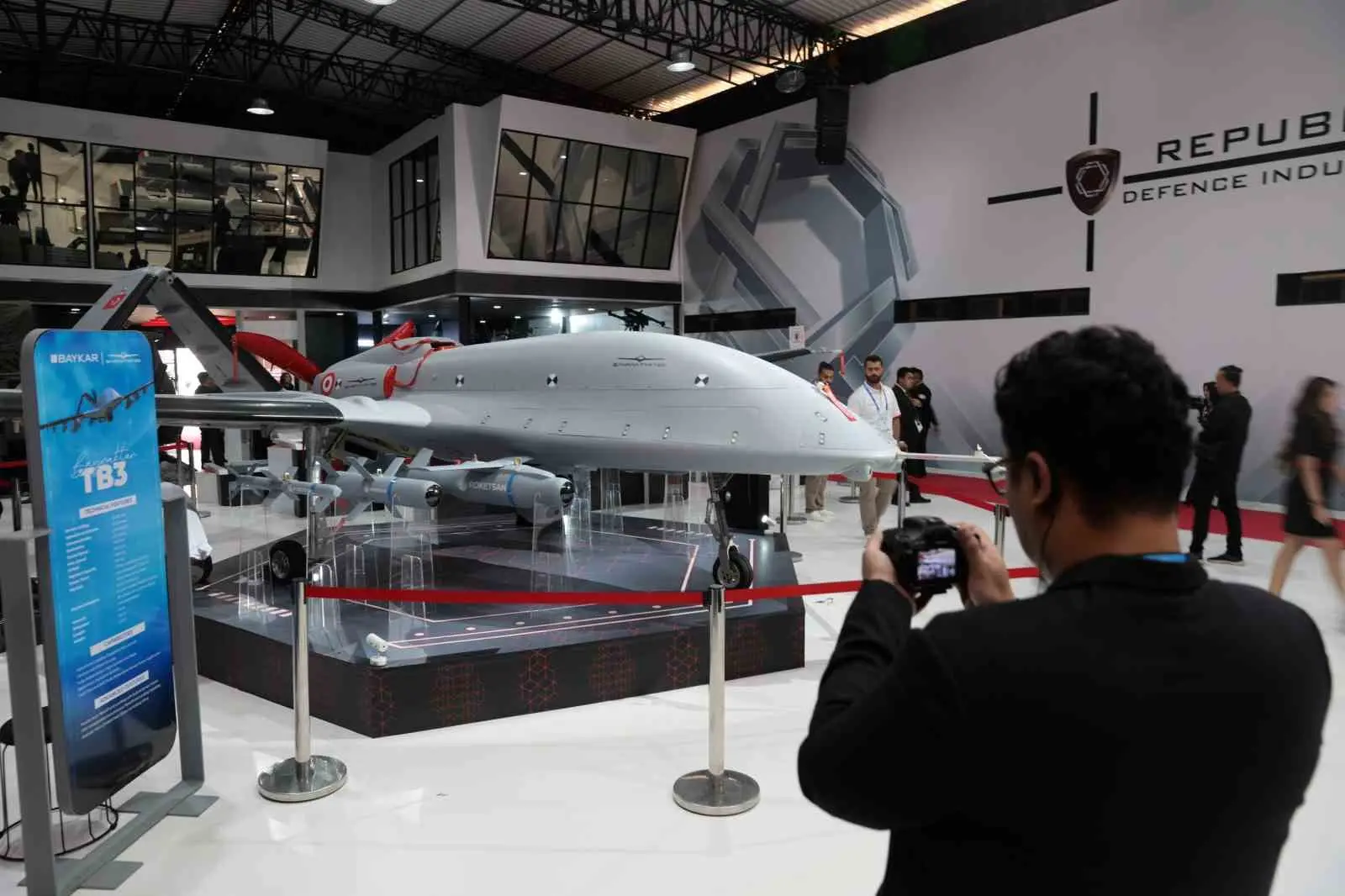 İtalya Deniz Kuvvetleri Komutanı Amiral Giuseppe Berutti Bergotto, kısa mesafe