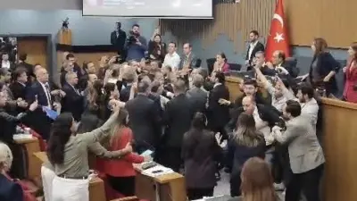 İzmir Büyükşehir Belediyesi 2025 yılı faaliyet raporu görüşmelerinde, muhalefet partisi