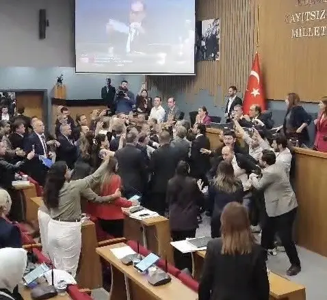 İzmir Büyükşehir Belediyesi 2025 yılı faaliyet raporu görüşmelerinde, muhalefet partisi