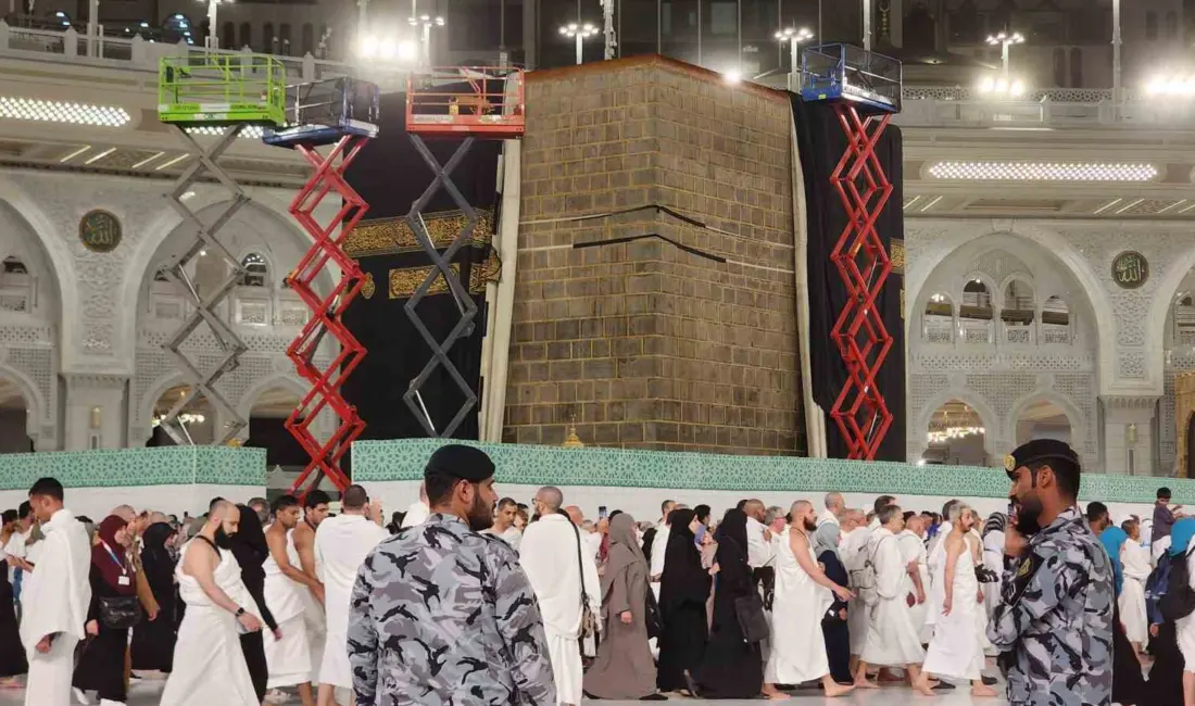 MEKKE (İHA) – Kabe’i Muazzamı’nın dış duvarları, ipek örtü kaldırılarak