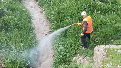 Adıyaman’ın Kahta ilçe Belediyesi, yaz aylarına hazırlık kapsamında çevre temizliği