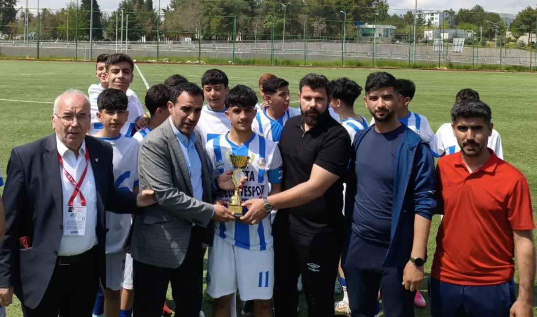 Kahta Belediyespor U-15 takımı, Adıyaman U-15 Ligi’nde sergilediği üstün performansla