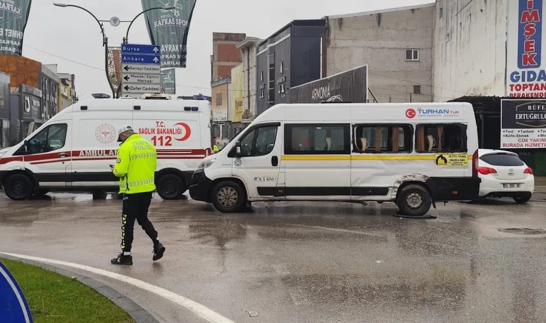 Bursa’nın İnegöl ilçesinde meydana gelen kazada kamyon ile servis minibüsü