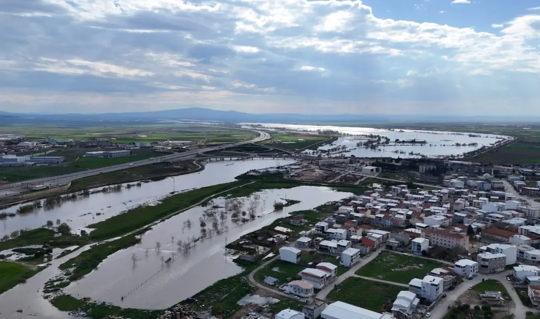 Bursa’nın Karacabey ilçesinde şiddetli yağışlar sebebiyle derelerin taşması sonucu Karacabey