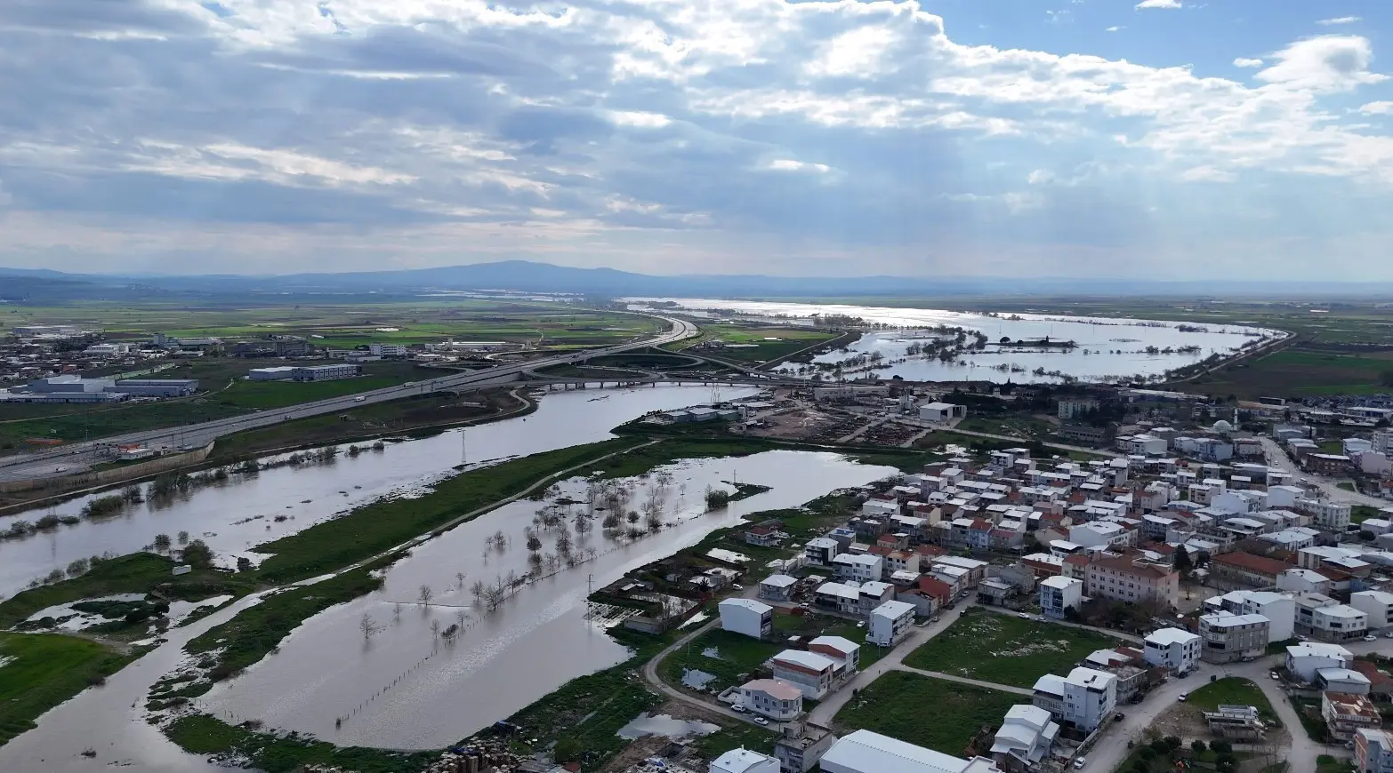 Bursa’nın Karacabey ilçesinde şiddetli yağışlar sebebiyle derelerin taşması sonucu Karacabey
