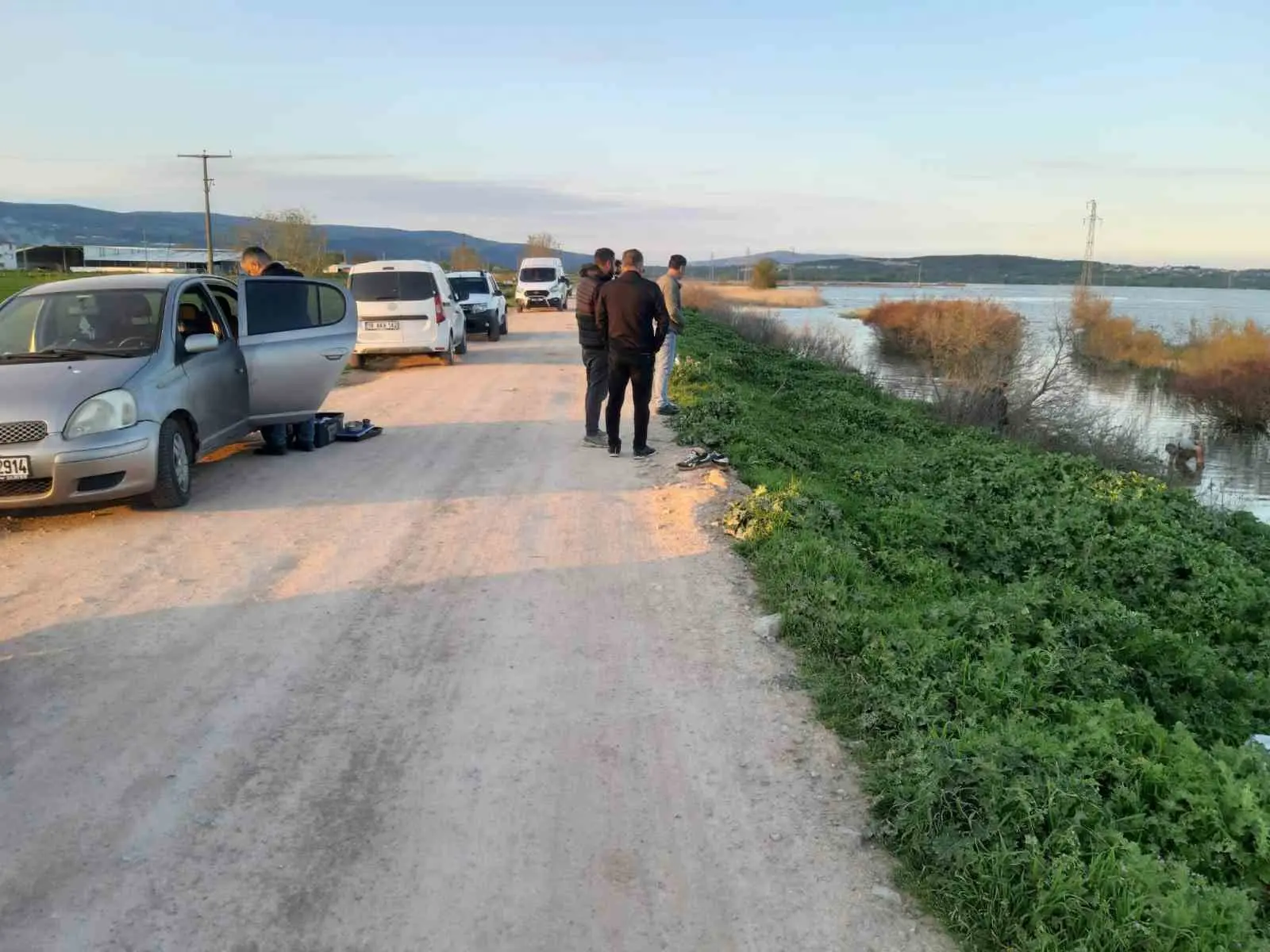 Bursa’nın Karacabey ilçesinde bir kişi, park halindeki aracının yakınında ölü