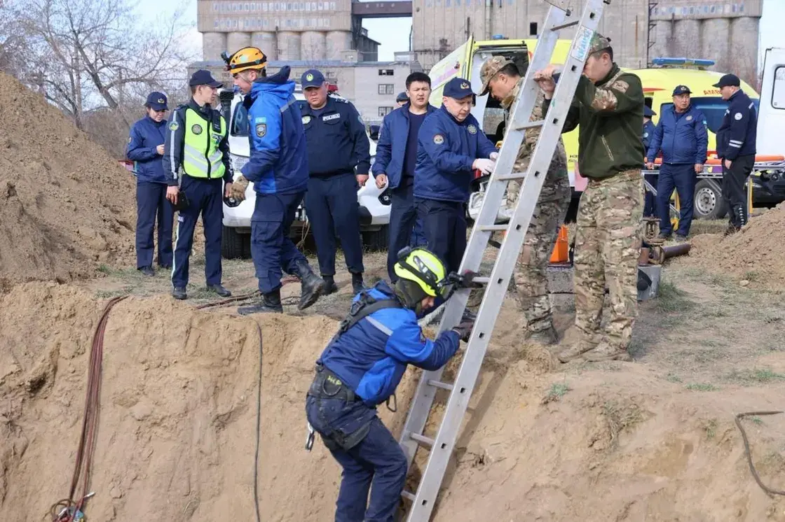Kazakistan’ın Pavlodar kentinde su borusu çalışmaları sırasında meydana gelen toprak