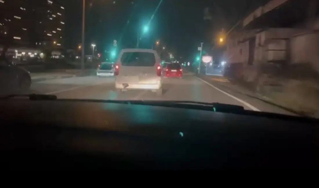 Bursa’da kargo dağıtımında kullanılan hafif ticari aracı, anahtarı kontak üzerinde