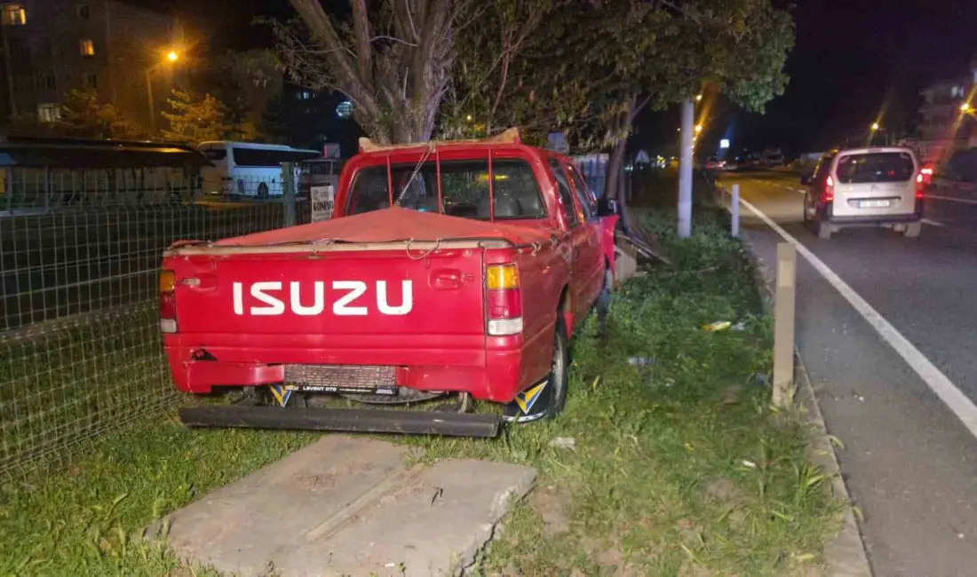 Bursa’da kontrolden çıkan kamyonet refüjdeki duvara çarptı, sürücü hafif yaralandı.