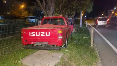 Bursa’da kontrolden çıkan kamyonet refüjdeki duvara çarptı, sürücü hafif yaralandı.