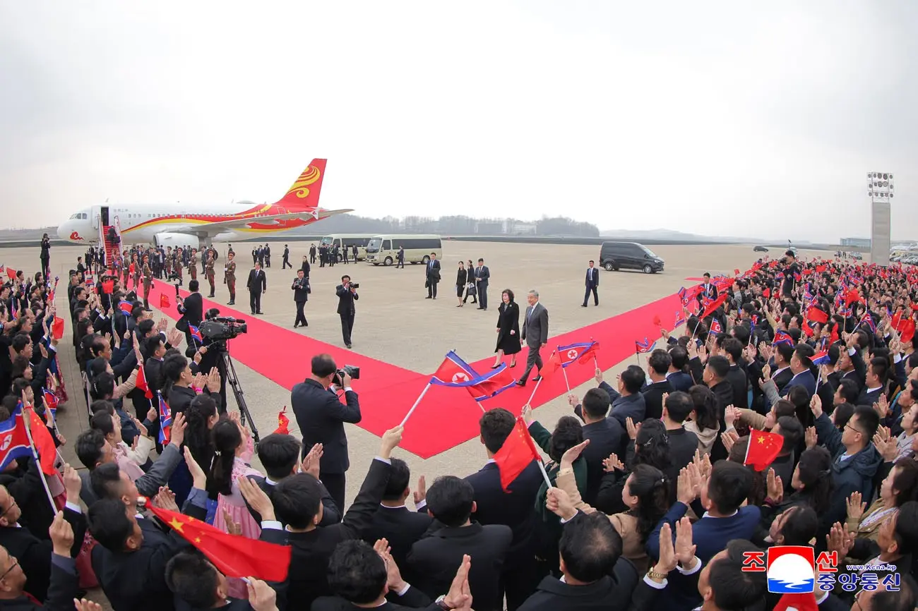 Kuzey Kore lideri Kim Jong-un, Çin Dışişleri Bakanı Wang Yi