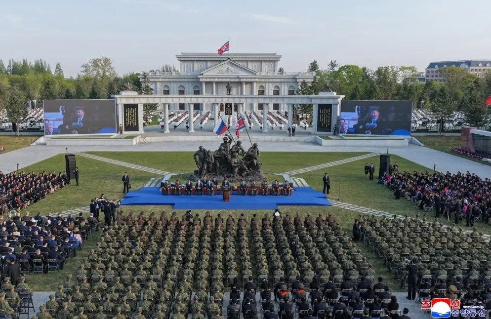 Kuzey Kore lideri Kim Jong-un ve Rusya Savunma Bakanı Andrey